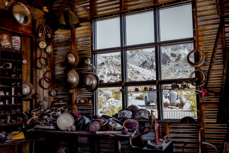 cordonnerie-LE CASTELLET-min_shop_window_part_junk_abandoned-138873